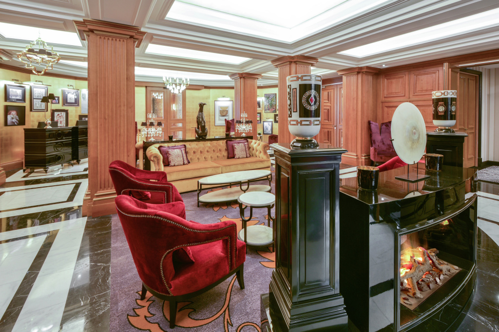 Eleganckie wnętrze restauracji podczas wieczoru